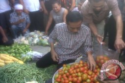 Jokowi beli sayuran di Pasar Anyar