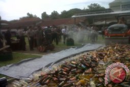 Polres Karawang Musnahkan Belasan Ribu Botol Miras