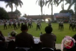 Petugas satlantas sosialisasikan gerakan pengaturan lalu lintas