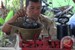 Dinas Perdagangan Bekasi melakukan tera ulang di Tambun
