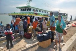 Kapal Diterjang Ombak