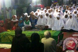 Masyarakat Padati Pemakaman Jukir Korban Pembakaran Oknum TNI