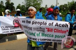 Aksi Mahasiswa Tolak Clinton Dibubarkan Polisi
