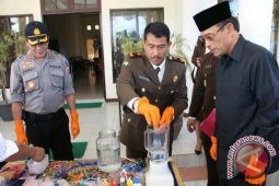 Kejari PPU Hancurkan  Sabu-sabu dan Double L