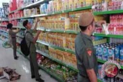 Diskukmperindag Penajam Sita Puluhan Produk Kadaluarsa