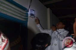 Warga Ponelo Resmi Nikmati Penerangan Listrik