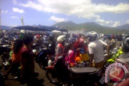 Pelabuhan Feri Bastiong Ternate Dibanjiri Penumpang