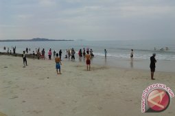 Wisatawan Lokal Kagumi Keindahan Alam Pantai Gusong