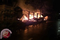 Kebakaran Di Sangeh Hanguskan Lima Warung
