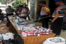 Polres Karawang sita puluhan karung petasan