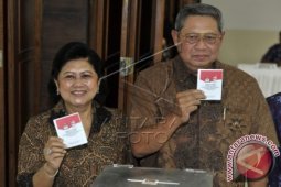 Presiden dan Keluarga Mencoblos