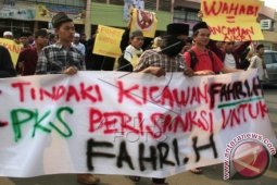 Protes Statemen Fahri Hamzah