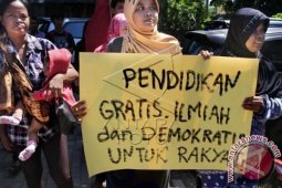 Protes Pungutan Pendidikan