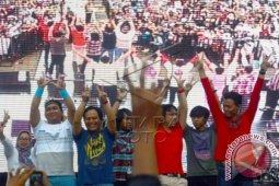 Wali Acungkan Salam 2 Jari