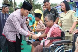 Serahkan Bantuan