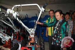HST  Bagikan  Alsintan Untuk Petani