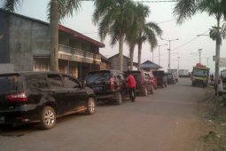 Antrean Panjang Kendaraan Warnai Penyeberangan Sungai Sekura-Sambas