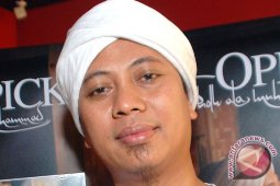 Opick Lelang Syal Bantu Korban Palestina
