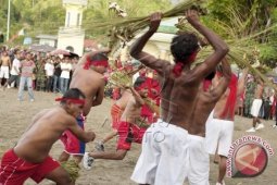 Atraksi Adat "Pukul Sapu" Pukau Ribuan Penonton