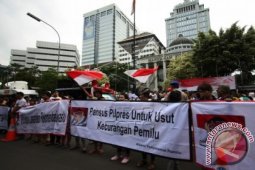 Demonstran Dukung MK Buat Keputusan Seadil Mungkin