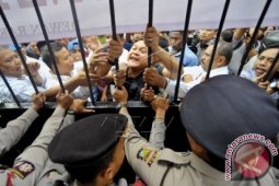Massa Prabowo Kepung Gedung MK