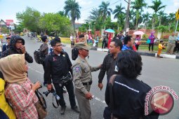 Ajudan Wagub Dorong Jurnalis Foto