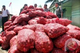 TNI Amankan 3 Ton Bawang Ilegal