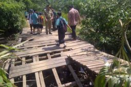 Jembatan Sungai Pinang di Landak Ambruk