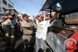 Satpol PP Ambon Tertibkan Pedagang Bensin Eceran