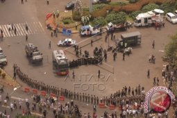 Massa Berupaya Menembus Kawat Berduri ke MK