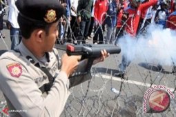 Polisi Tembakkan Gas Air Mata Bubarkan Massa