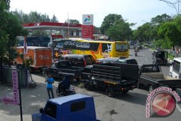 Seratusan Bus Dan Truk Antre di SPBU