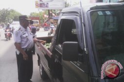 Dishubkominfo Tilang Puluhan Mobil Barang