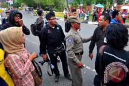 INSIDEN DORONG WARTAWAN
