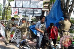 TENDA PARLEMEN JALANAN DI BONGKAR