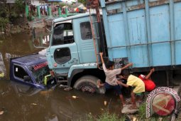SERUDUK PICKUP MASUK SUNGAI