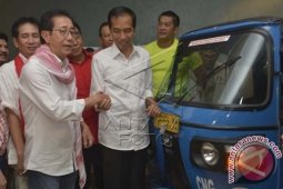 Jokowi Tanda Tangani Bajaj