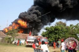 Pabrik pengolahan oli di Karawang hangus terbakar