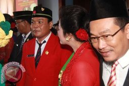 Satu Dewan Jembrana Dilantik Memakai Jas Merah
