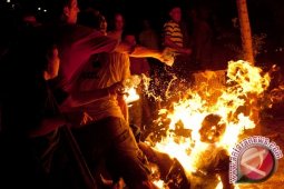 Seorang demonstran membakar diri di depan parlemen Swiss