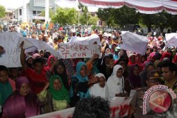 Tuntut Gubernur Aceh Mundur