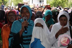 Tuntut Gubernur Aceh Mundur
