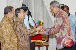 Bupati Bangka Raih Dua Penghargaan Dari Wapres
