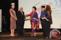 Gubernur Terima Penghargaan Suara Adhi Prakarsa