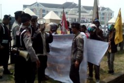 Mahasiswa Unjuk Rasa Disela Pelantikan Anggota DPRD