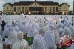 Belasan Ribu Warga Larut Dalam Zikir