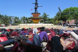 Ratusan Mahasiswa Gelar Teatrikal Hari Tani Nasional
