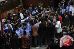 Cerita Yang Tersisa Dari Paripurna DPR Semalam