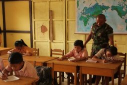 Personel Pamtas Bradja Yudha Jadi Guru Bantu