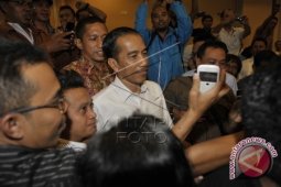 Penumpang Garuda Heboh Berebut Foto Bareng Jokowi
